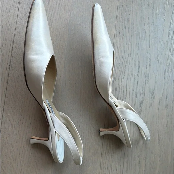 Manolo Blahnik Carolyne Bridal Slingback Heels - Picture 4 of 7